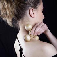 Boulado body on the neck of a mannequin