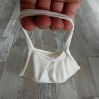 Deux boules de Qi Gong dans leur emballage tenu d'une main