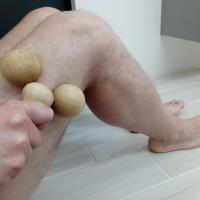 Large intense feeler parallel to the thigh